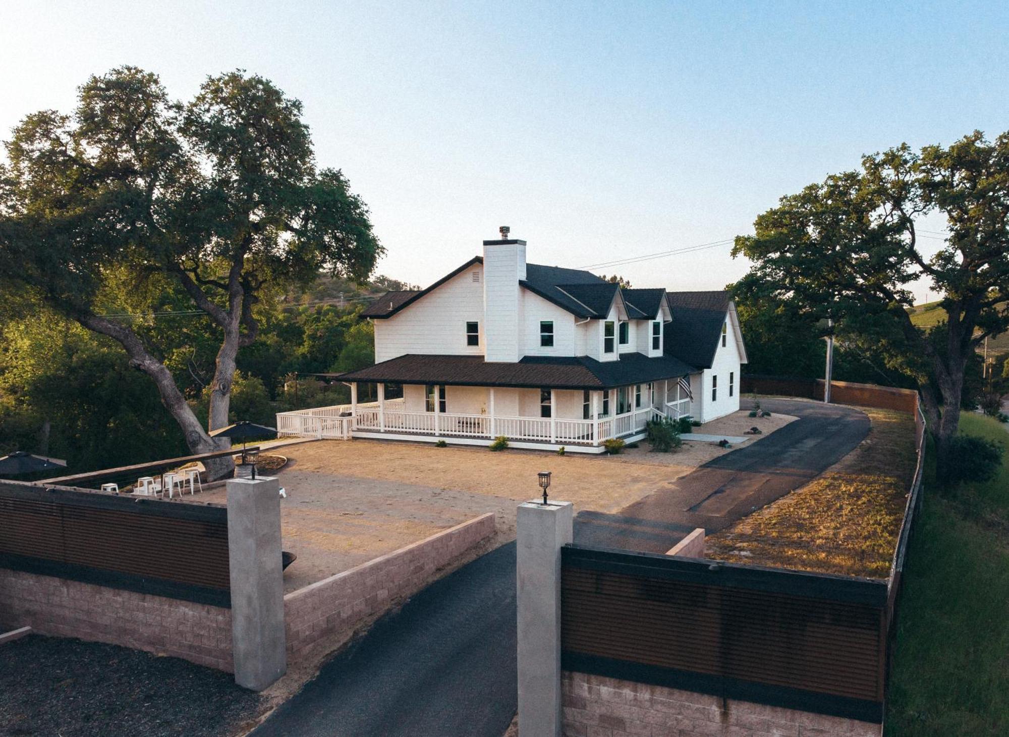 Wine Country Modern Farmhouse With Heated Pool, Hot Tub, Cybertruck 佩索罗伯斯 外观 照片